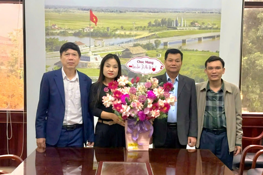 Lãnh đạo Trung tâm báo cáo về việc Giám đốc Sở đến chúc mừng nhưng chỉ có một người đi làm
