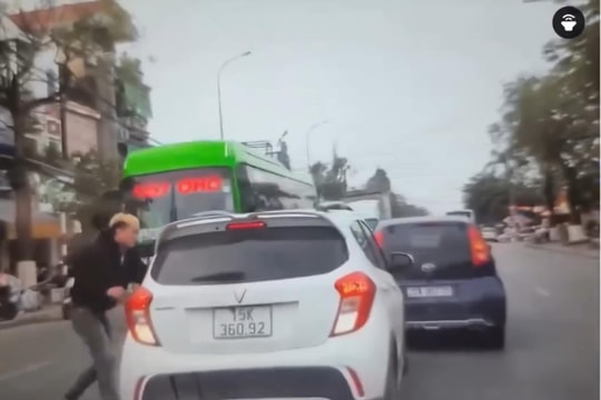 Thanh niên dừng ô tô giữa đường, đánh tới tấp tài xế xe con