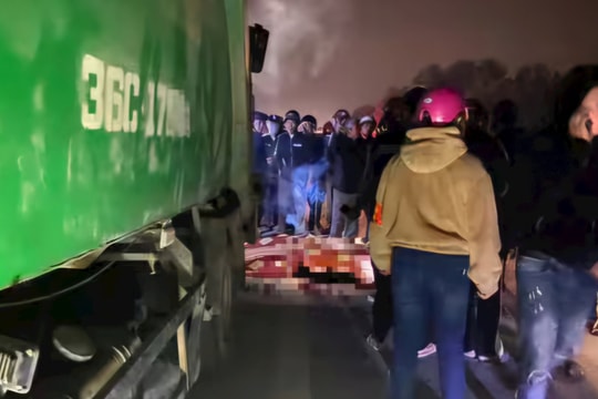 Hai người đi xe máy tử vong tại chỗ khi đâm vào đuôi xe ô tô