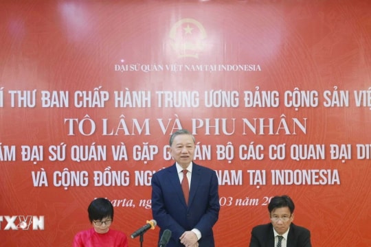 Tổng Bí thư gặp gỡ cán bộ cơ quan đại diện và cộng đồng người Việt ở Indonesia