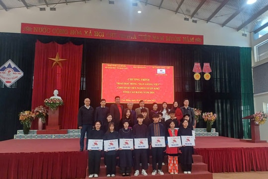 Trao học bổng cho tân sinh viên đồng bào dân tộc thiểu số