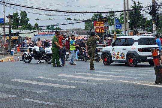 Sau va chạm, xe máy nằm dưới gầm container, người phụ nữ tử vong