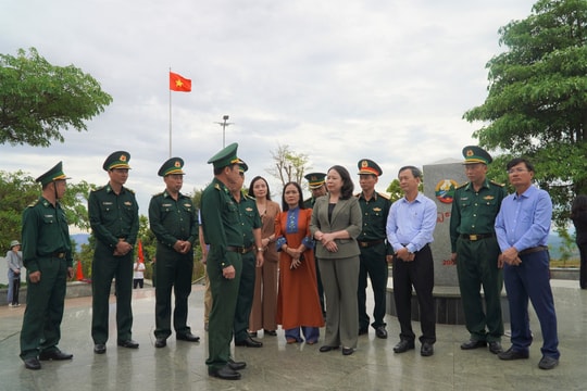 Phó Chủ tịch nước Võ Thị Ánh Xuân thăm, tặng quà tại Kon Tum