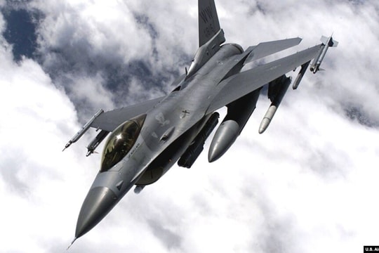 Tiêm kích F-16 của Ukraine bị Mỹ "vô hiệu" hệ thống tác chiến điện tử?