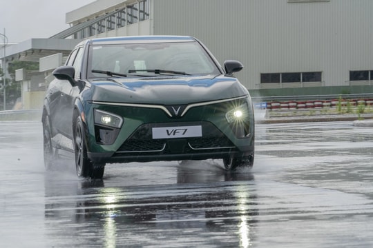 VinFast: Giá tốt với người mua mới, quà cho khách cũ, bảo hành siêu dài