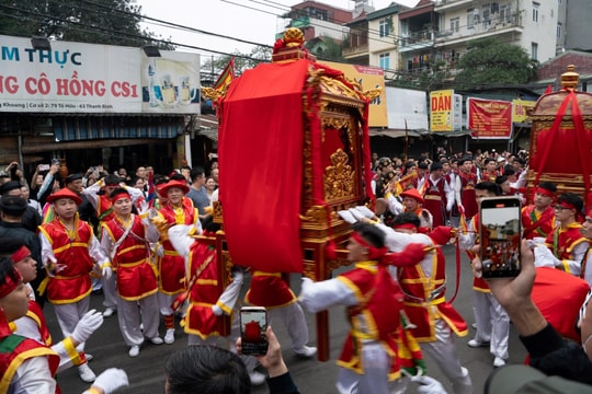 Độc đáo "kiệu bay" trong lễ hội truyền thống Năm làng Mọc
