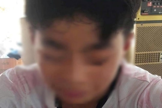 Nữ giáo viên dùng kéo cắt tóc học sinh trong lớp học