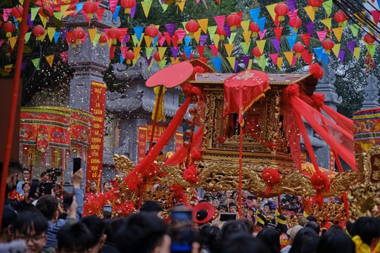 Rước Mẫu qua 3 ngôi đền linh thiêng ở Tuyên Quang