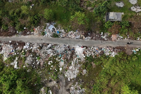 Rác thải chất đống tại khu quy hoạch Đại học Huế