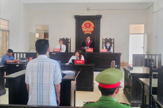 Chiếm đoạt tiền công ty để tiêu xài cá nhân