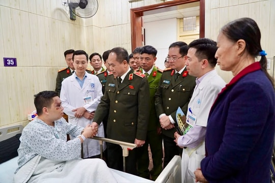 Giám đốc Công an TP Hà Nội thăm hỏi cán bộ bị tông trọng thương khi làm nhiệm vụ
