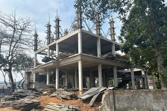 Công sở hơn 10 tỷ xây lên tầng 3 thì tạm dừng