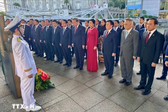 Tổng Bí thư Tô Lâm dâng hoa tưởng niệm Chủ tịch Hồ Chí Minh tại Singapore