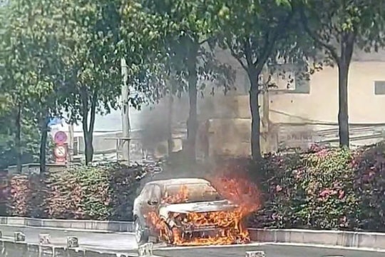 Xe ô tô cháy trơ khung ở TP.HCM