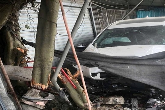 Ô tô bất ngờ lao lên vỉa hè, nhiều xe máy bị cuốn vào gầm