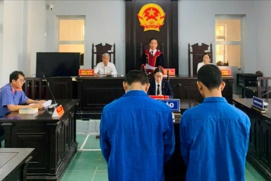 Rủ bạn cướp điện thoại, hai thanh niên cùng lĩnh án