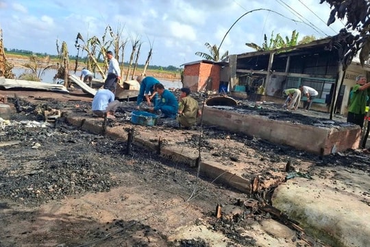 4 căn nhà bốc cháy trong đêm