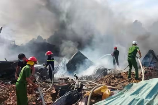 Kịp thời dập tắt vụ cháy kho composite