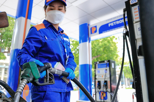 Giá xăng, dầu hôm nay 13/3 giảm mạnh