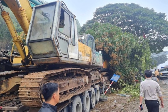 Xe đầu kéo chở 4 máy xúc lao vào nhà dân trong đêm