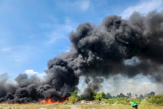 TP.HCM: Cháy lớn ở bãi đất trống, khói đen cuồn cuộn hàng chục mét