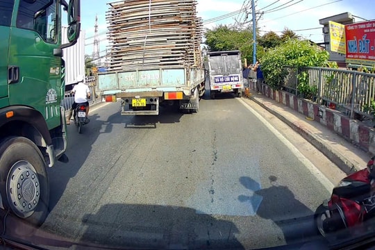 Hai tài xế ngang nhiên dừng xe tải trên cầu rồi lao vào đánh nhau
