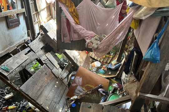 Sập nhà ven kênh Đôi TP.HCM