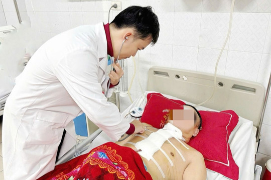 Rợn người khi người đàn ông đâm thủng cổ, đứt động mạch