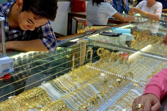 Giá vàng hôm nay 15/3: Giữ đà tăng mạnh