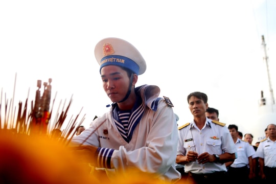 Lễ tưởng niệm giữa sóng biển Gạc Ma