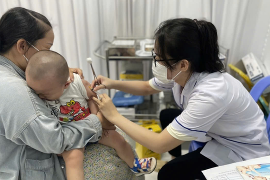 Một tuần có thêm hơn 130 ca bệnh sởi, Hà Nội tiếp tục triển khai tiêm vaccine cho trẻ