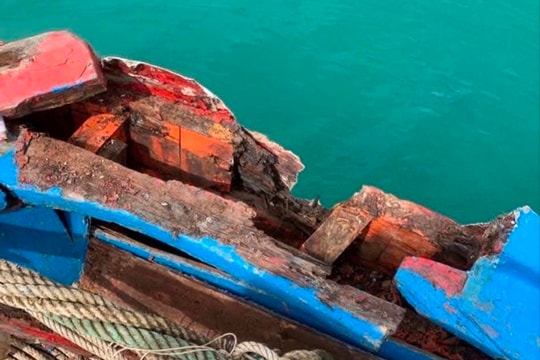 Tàu cá của ngư dân Bình Định bị tàu giã cào tấn công