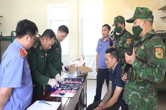 Cất giấu 12.000 viên ma túy tổng hợp trong bì nông sản