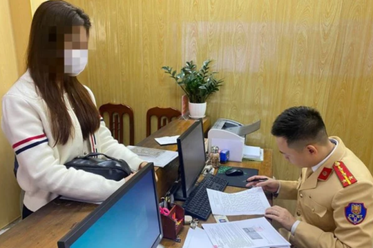 Nữ tài xế xe tải bị phạt 133 triệu đồng do vượt đèn đỏ 7 lần