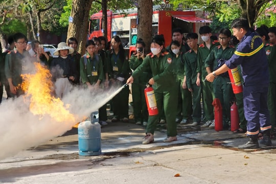 Hoạt động tập huấn và trải nghiệm PCCC, CNCH tại Trường THPT Lê Lợi