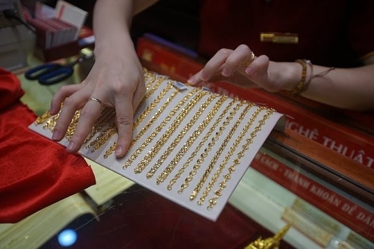 Giá vàng hôm nay 17/3: Tiếp đà neo cao