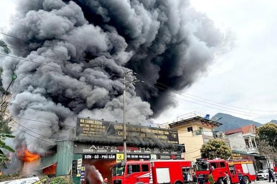 Cháy lớn tại một gara ô tô ở TP. Hà Giang