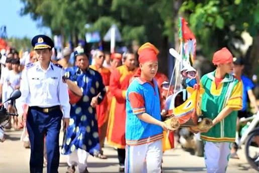 Ra Lý Sơn vọng bái tiền nhân