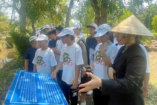 Học sinh THCS về nguồn tại Khu chứng tích Sơn Mỹ