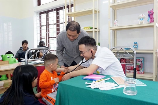 Khám chữa bệnh cho trẻ em tại Trung tâm công tác xã hội