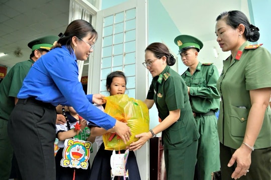 Người phụ nữ mang quân hàm xanh