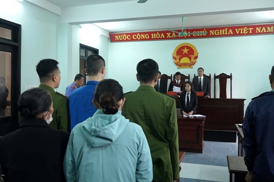 Mâu thuẫn trên đường, dùng dao đâm đối thủ