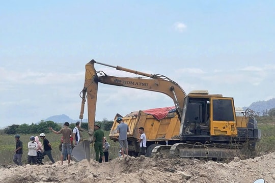 Tài xế xe chở đất tử vong vì bị cần máy múc va trúng đầu