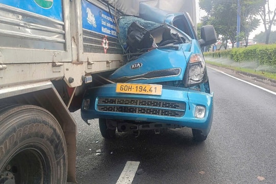 Tai nạn liên hoàn trên Xa lộ Hà Nội, tài xế mắc kẹt trong canbin