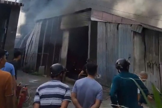 Cháy xưởng sắt ở Hóc Môn (TP.HCM), nhiều tài sản, máy móc hư hỏng