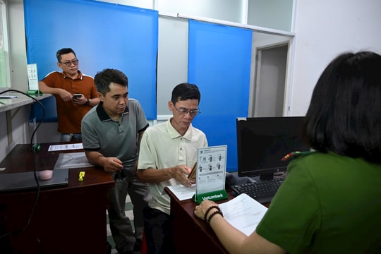 Người dân TP.HCM phấn khởi trong ngày đầu Công an phường, xã cấp, đổi GPLX