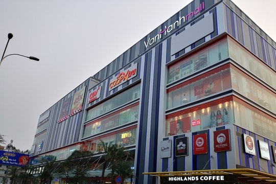 Sau tiếng động mạnh, thiếu niên nằm bất động ở sảnh trung tâm thương mại