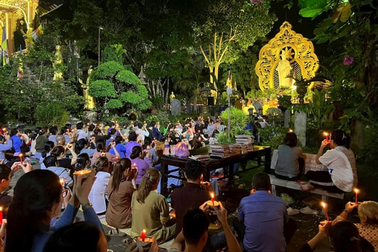 Lung linh hoa đăng Chùa Đèn Cầy dịp lễ Vía Quan Âm