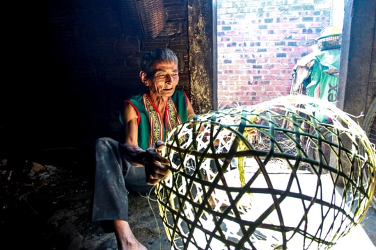 Già Luk - Người giữ nghề đan lát ở Kon Tum Kơ Pơng