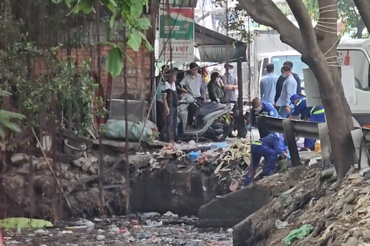 Phát hiện thi thể người phụ nữ nổi ở kênh nước